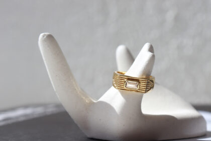 Taşlı Gold Rengi Serçe Parmak Yüzüğü