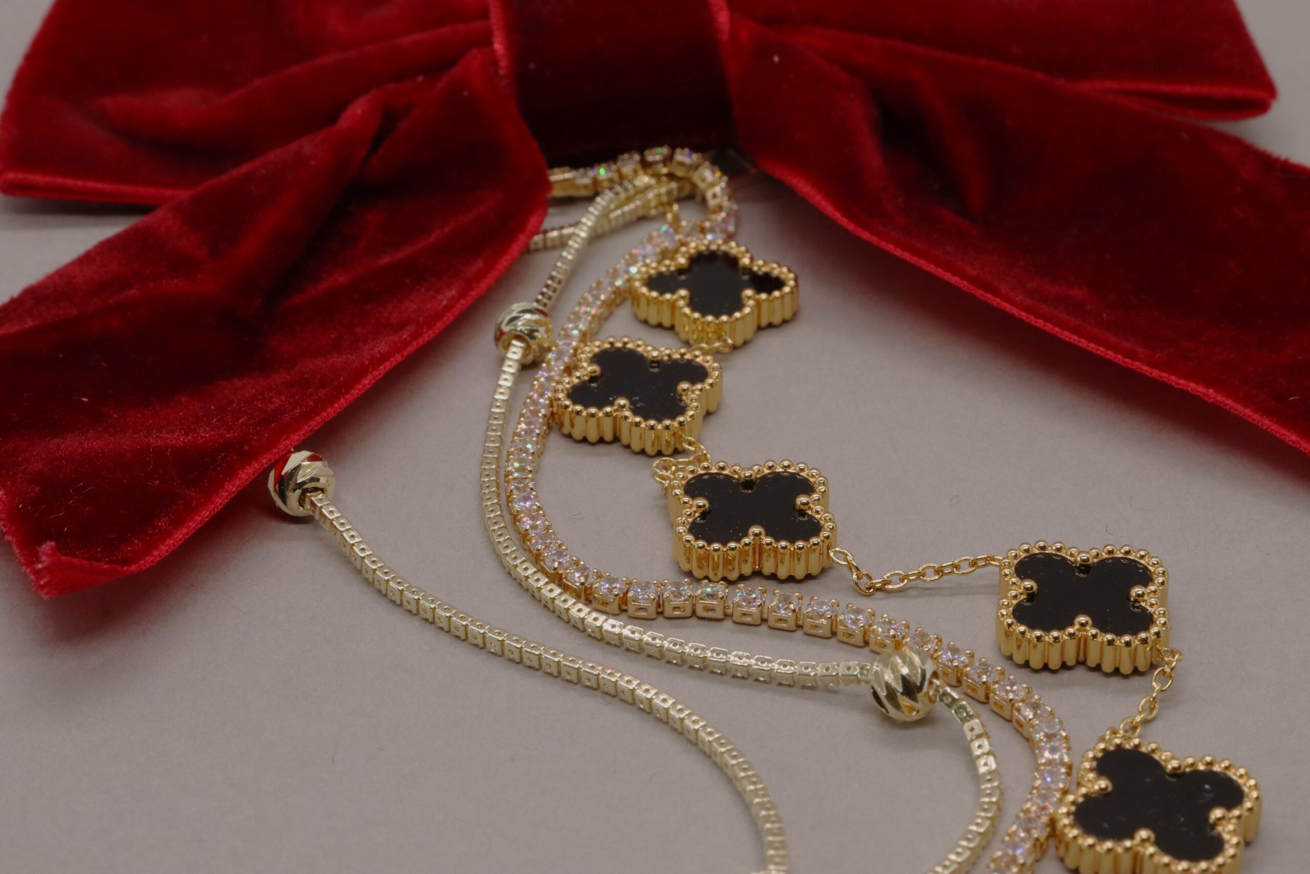 SİYAH YONCA BİLEKLİK