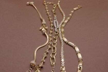 ALTIN KAPLAMA ÜÇGEN TAŞ BİLEKLİK