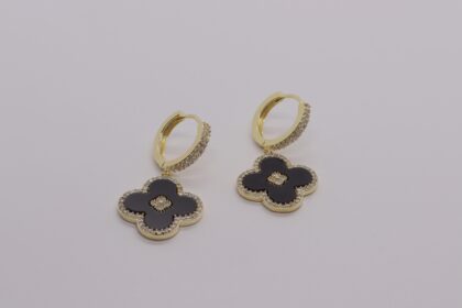 SİYAH YONCA GOLD RENGİ KÜPE