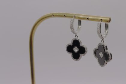 SİYAH YONCA GÜMÜŞ RENGİ KÜPE