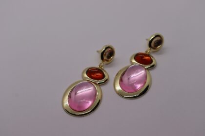 MARKA MODEL PEMBE TAŞLI KÜPE