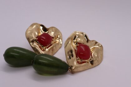 MARKA MODEL RENKLİ TAŞLI KALP KÜPE