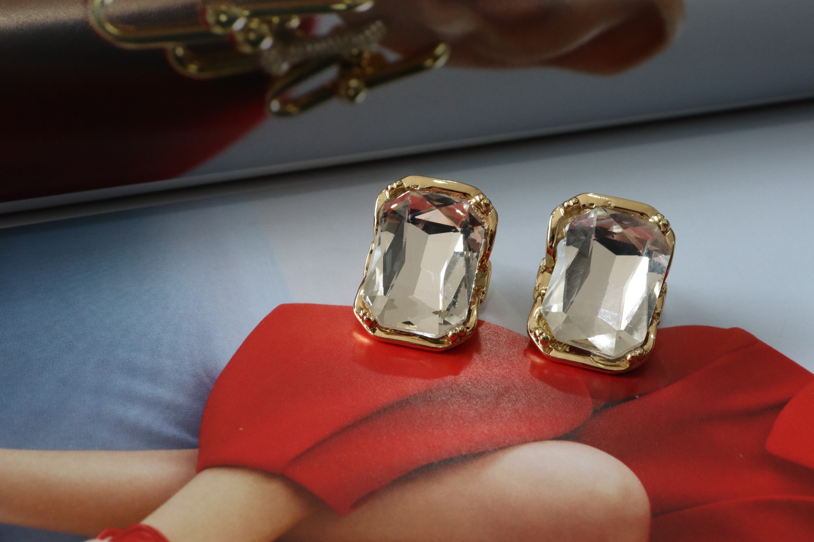 GOLD ÇERÇEVELİ BÜYÜK TAŞ KÜPE - Görsel 2