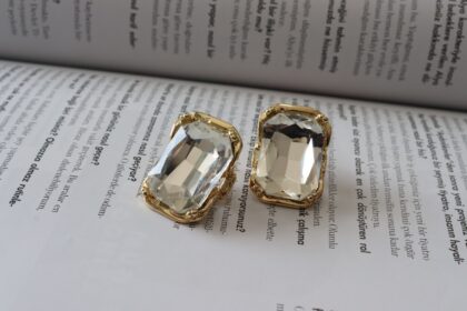 GOLD ÇERÇEVELİ BÜYÜK TAŞ KÜPE